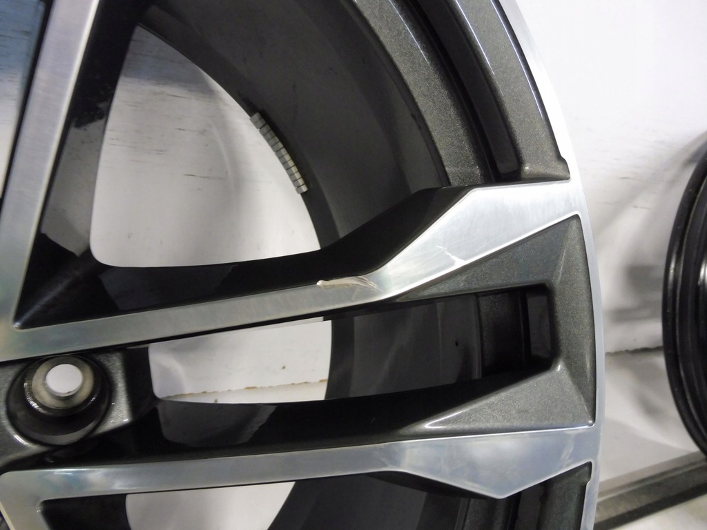llanta unitaria audi q7,sq7,q8,sq8 4m8601025j